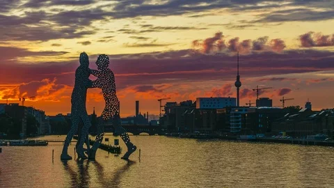 Timelapse with Molecule Man and Skyline in Berlin. Stock Footage 114767132