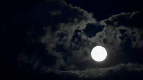 Timelapse with moon moving between clouds Video stock 827489