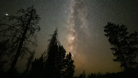 Timelapse of the moon setting and the milky way galaxy appearing Stock Footage 159078857