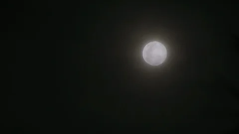 Timelapse of moonrise with clouds movement. Stockbeeldmateriaal 89110251