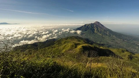 Timelapse of morning clouds rolling over Merapi volcano viewed from Merbabu Vídeos de archivo 93876640