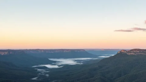 Timelapse of morning mist moving through the Blue Mountains Stock-Footage 155376148