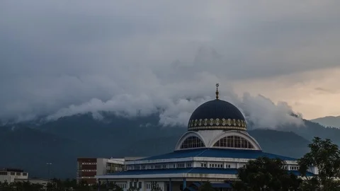 Timelapse of the mosque and clouds gliding through the mountains Vídeos de archivo 99671181