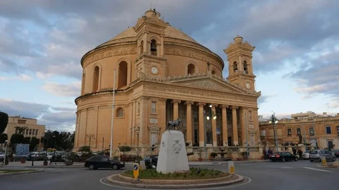 Timelapse of Mosta Dome on cloudy day with traffic passing roundabout in front Video stock 82170428