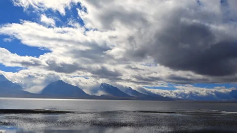 Timelapse of Mount Chomolhari and Duoqing Lake in Tibet, China Stockbeeldmateriaal 343355568