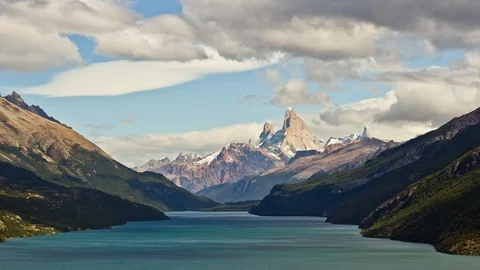 Timelapse of the Mount Fitz Roy and a lake, in Patagonia, Argentina. Vidéo 105561383