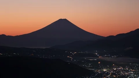 TimeLapse - Mount Fuji from night to dawn Zoom-in Stockbeeldmateriaal 120016183