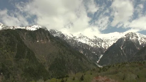 Timelapse of Mount Kasagatake and Flowing Clouds, Northern Alps Japan Video stock 345030822