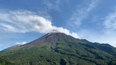 Timelapse of Mount Merapi. Vídeo Stock 235972991