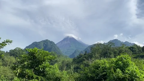 Timelapse of Mount Merapi. Vídeo Stock 299664396