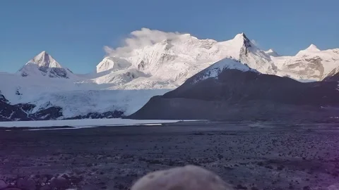 Timelapse of Mount Namcha Barwa and Plateau Lake in Tibet, China Vídeos de archivo 337803420
