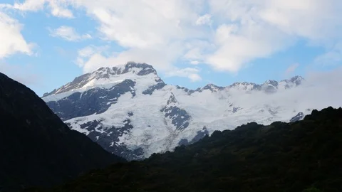 Timelapse mountain with clouds. Mount Cook, there's a storm coming Vidéo 105729734