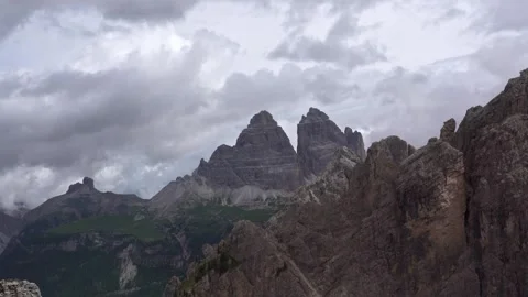 Timelapse of the mountain complex of the three peaks of lavaredo in trentino alt Video stock 281683764
