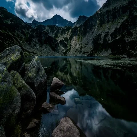 Timelapse of a mountain lake and dramatic sky 動画素材 69394417