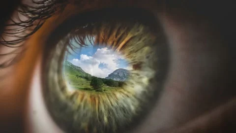 Timelapse of a mountain landscape reproduced inside a human eye Video stock 148965747
