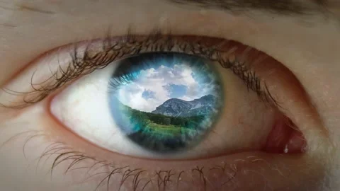 Timelapse of a mountain landscape reproduced inside a human eye Video stock 148965750