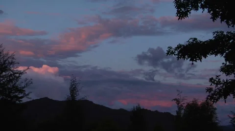 Timelapse.  Mountains with rolling clouds, Pink and violet to dusk 库存影片 48348682