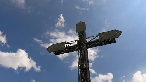 Timelapse: movement of clouds above the cross of Crevesto, Valsassina Vídeo Stock 244370992