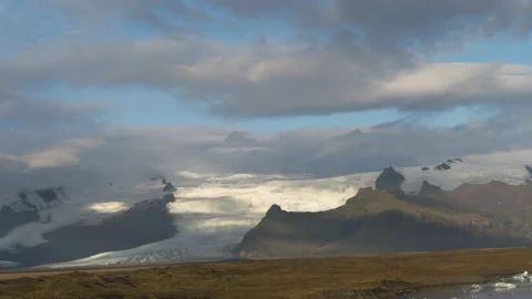 Timelapse of the movement of clouds and sun on snow-capped mountains 스톡 동영상 170327778