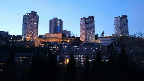 Timelapse movement of clouds over the houses in the city. Vidéo 104403684