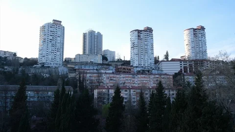 Timelapse movement of clouds over the houses in the city. Vidéo 104403704