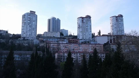 Timelapse movement of clouds over the houses in the city. Vidéo 104403739