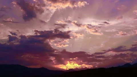 Timelapse of the movement of clouds at sunset. Autumn red sky. 4K Vidéo 286091542