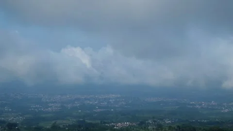Timelapse of the movement of soft clouds over the city Video stock 272738987