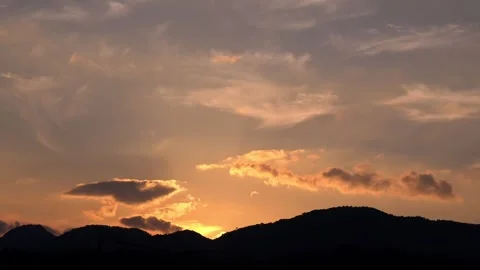 Timelapse of movement of sun and clouds at sunset. Magic hour golden sky. 4K Stock-Footage 332785164