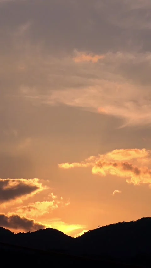 Timelapse of movement of sun and clouds at sunset. Magic hour golden sky. 4K Stock-Footage 332785166