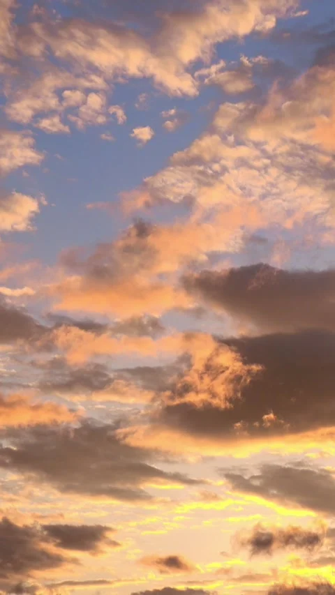 Timelapse of the movement of the sun and clouds at sunset. Autumn red sky. 4K Vídeos de archivo 333614292