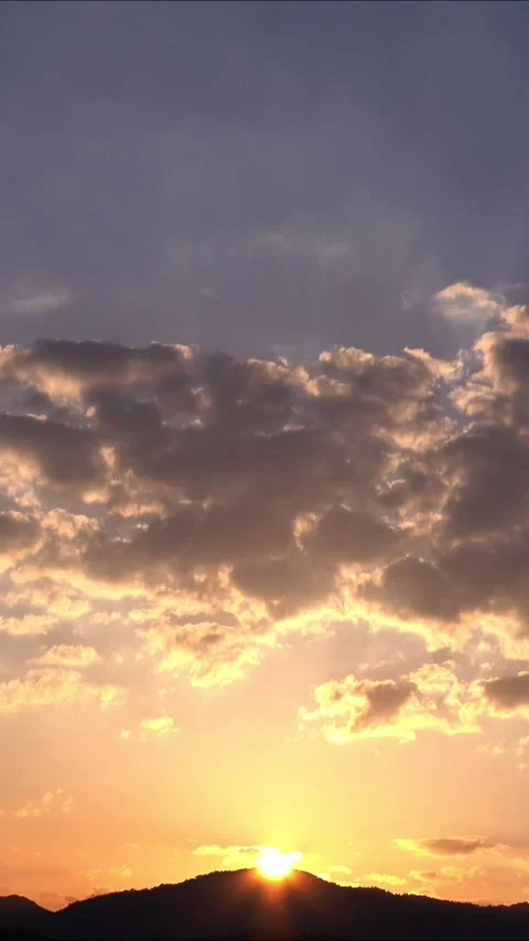 Timelapse of the movement of the sun and clouds at sunset. Golden sky. 4K Stock-Footage 336038089