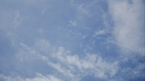 Timelapse moving beautiful white cloud with blue sky background at day time Vidéo 129929710