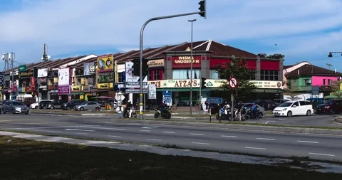 Timelapse of moving car during daylight on traffic light Video stock 103072120