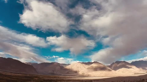 Timelapse of moving cloud Video stock 259868326