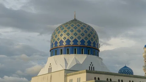 Timelapse of moving cloud over the mosque dome in Kota Kinabalu, Sabah, Malaysia 스톡 동영상 117603720