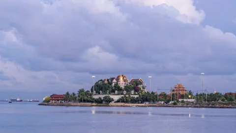 Timelapse of moving clouds behind a famous Koh Loy island in Sri Racha Vídeos de archivo 197536903