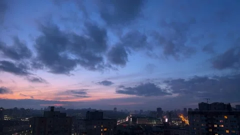 Timelapse of moving clouds over the city from day to night Video stock 333069931