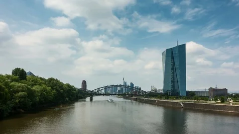 Timelapse - Moving clouds over the cityscape of Frankfurt Видео 92938458
