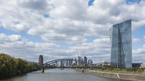 Timelapse - Moving clouds over the cityscape of Frankfurt Vídeo Stock 95709060