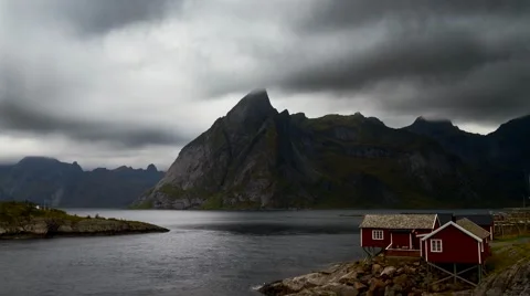 Timelapse - Moving clouds over the fishing village of Hamnoy Vídeo Stock 68095546