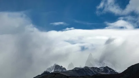 Timelapse - Moving clouds over the Fitz Roy mountain range Видео 90800726