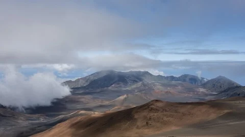 Timelapse - Moving clouds over the Haleakala crater Vídeo Stock 103223501