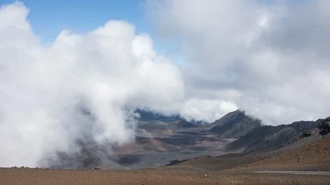 Timelapse - Moving clouds over the Haleakala crater Video stock 103236424