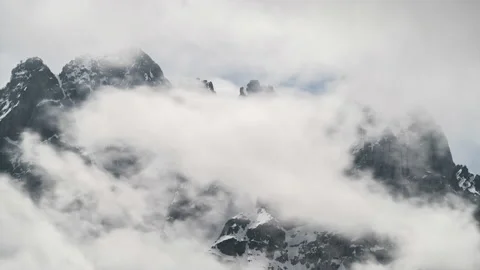 Timelapse of moving clouds over mountain rocky peak Stock-Footage 179276154