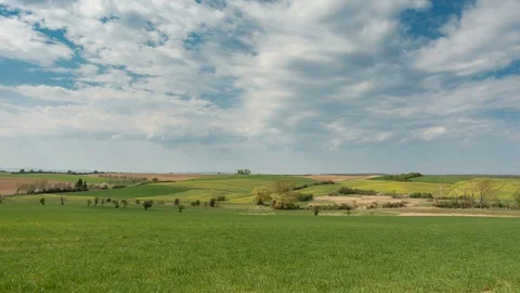 Timelapse - Moving clouds over rolling hills Видео 129073990