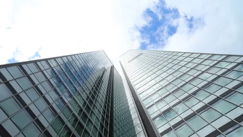 Timelapse of moving clouds over a skyscraper Vídeo Stock 78694052