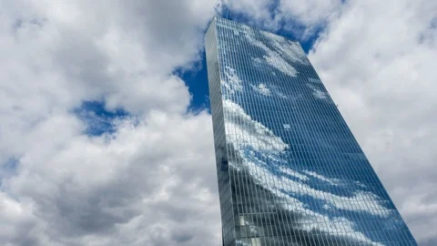 Timelapse of moving clouds over a skyscraper, Frankfurt am Main Видео 95709106