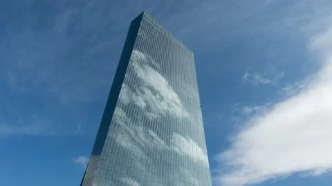 Timelapse of moving clouds over a skyscraper Vídeo Stock 150731055