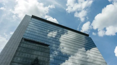 Timelapse of moving clouds over a skyscraper Видео 156663939
